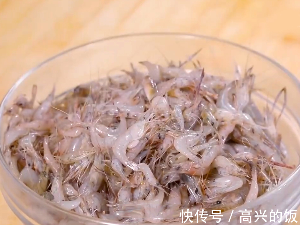 河虾|炒河虾怎么做才好吃?记住要加1勺芝麻酱!嚼起来又脆又香,下酒又下饭