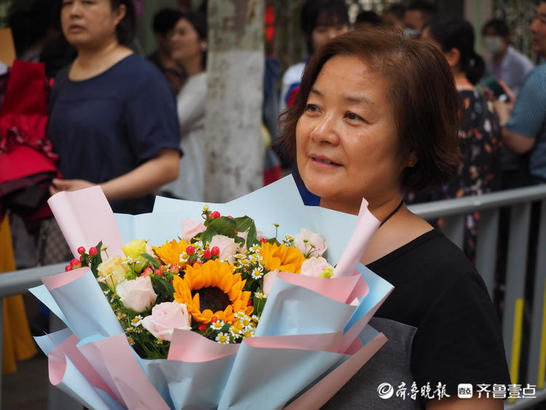 高考|山东高考结束，鲜花下的笑脸正灿烂