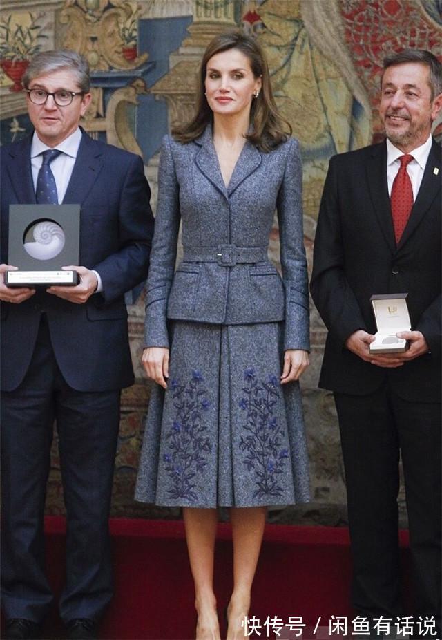 西班牙|初秋怎么穿才美？50+女人学西班牙王后这样搭半裙，优雅还显气质