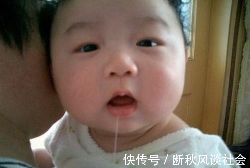 搞笑|搞笑宝宝:当宝宝看到好吃的却吃不到的时候,宝宝的表现太萌了