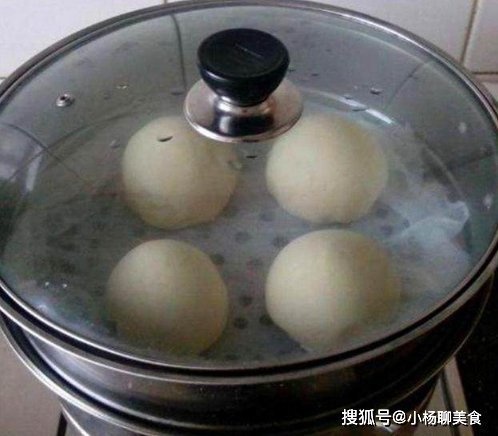 馒头|蒸馒头该用凉水还是热水?很多人都错了,怪不得馒头又硬又难吃!