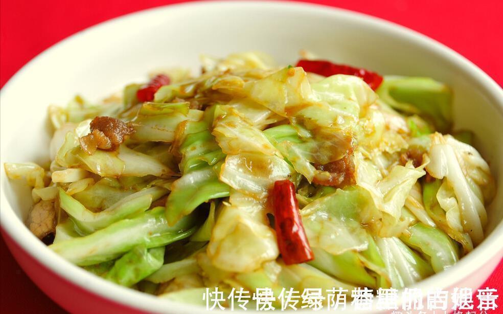 做手撕包菜,不要直接下锅炒,多加1步骤,又香又脆,吃着真下饭