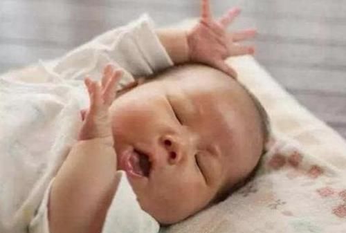 “放飞自我式”睡姿火了,妈妈掀开宝宝被子后笑喷嫦娥奔月