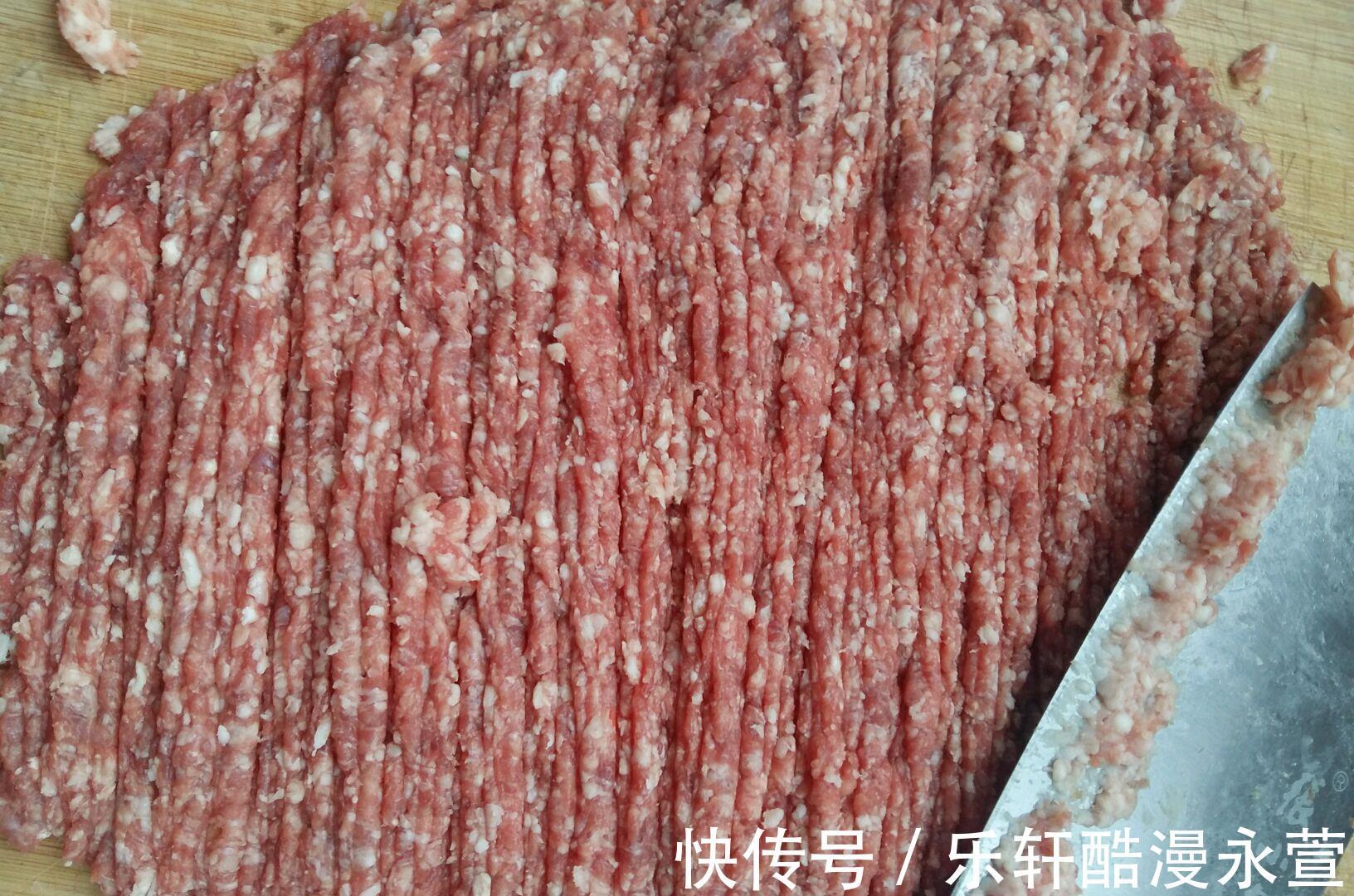 调制|洋葱胡萝卜牛肉饺子,馅料十足,调制一些蘸料配着吃,美得很
