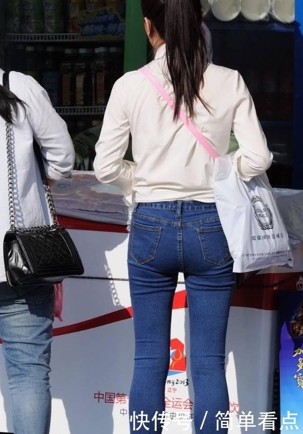 时尚街拍:短裙女孩时尚又美丽,身材苗条背影非常迷人!