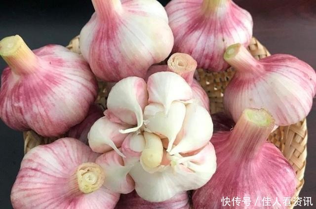 腌制糖蒜,只放醋和糖就错了,加点它,大蒜不发苦,还不容易坏