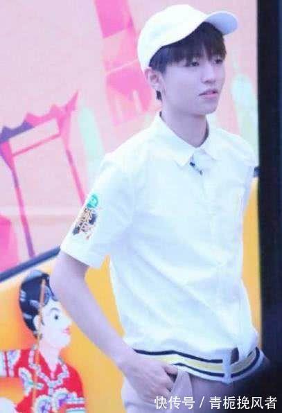 王俊凯|王俊凯和她手牵手，小凯不仅没有害羞，还笑得可甜了