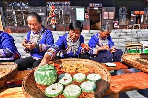 湘西大山深处的千年侗寨，大事都要女人签字，男人负责带孩子