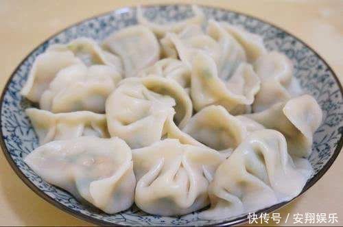 饺子|做韭菜饺子，直接拌馅是大错特错！多加这1步，韭菜翠绿不出水