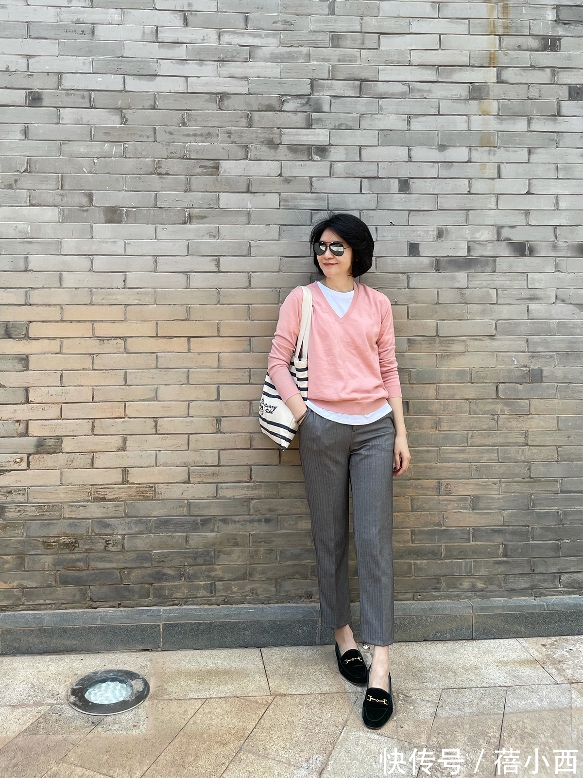 造型感|秋天，45+的女性别乱穿，这条“西裤”才是首选，高级简约又知性