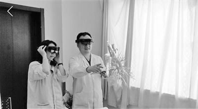 “看，我们准备这样做手术。”