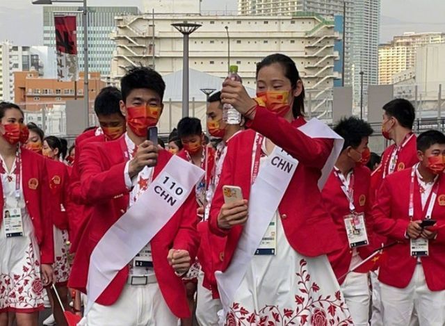 姚明|太美了！中国运动员等待出场，姚明和女篮姑娘合影，多人追星朱婷