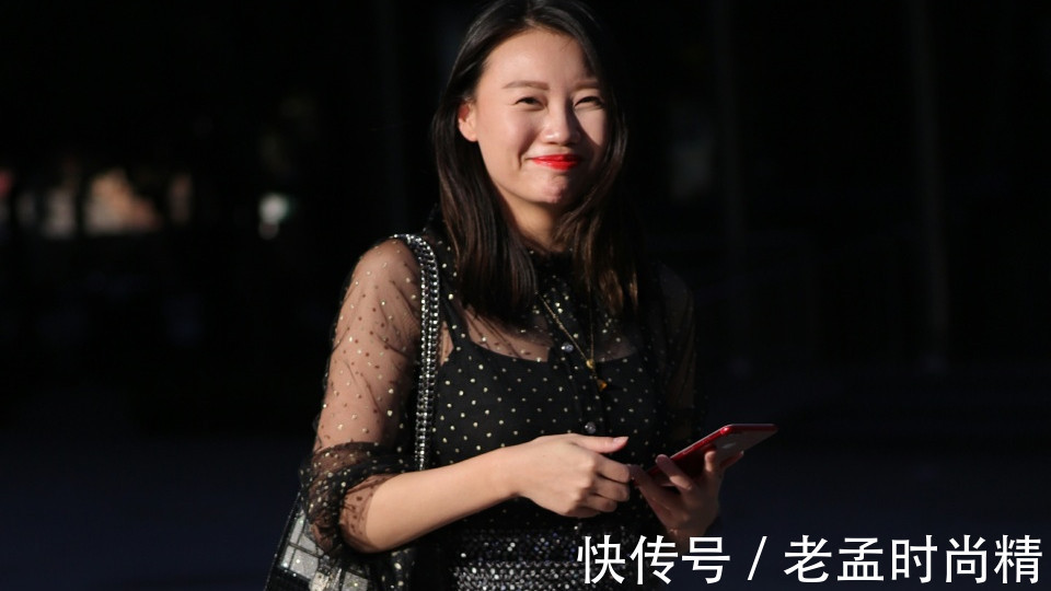 街拍|街拍: 逛街时邂逅一位黑纱短裙姑娘, 街头诠释性感和可爱一面