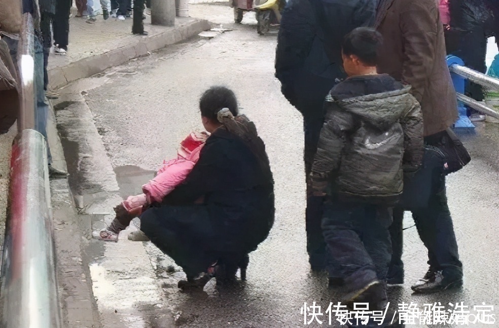 宝宝|这种“新型把尿”太坑了,毁娃排尿功能还影响发育,家长别不在意