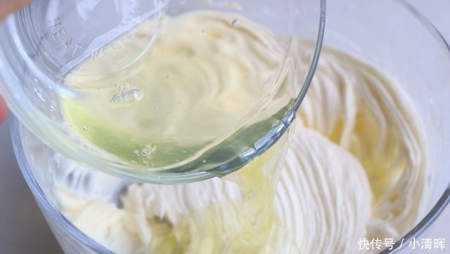 简单几步，教你在家做曲奇饼干，又酥又脆比买的好吃，特别解馋