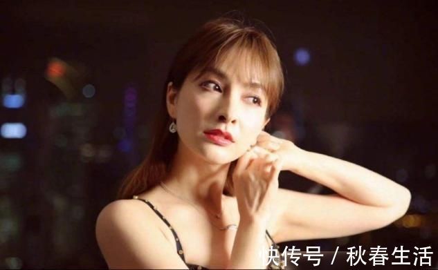 吴昕曝出“校园风”写真,甜美可爱宛如少女,完全不像30岁姐姐