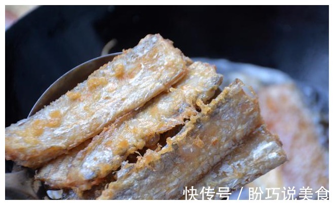 炸带鱼直接下锅炸难怪腥味重,多加这三步,带鱼不腥不腻又酥脆