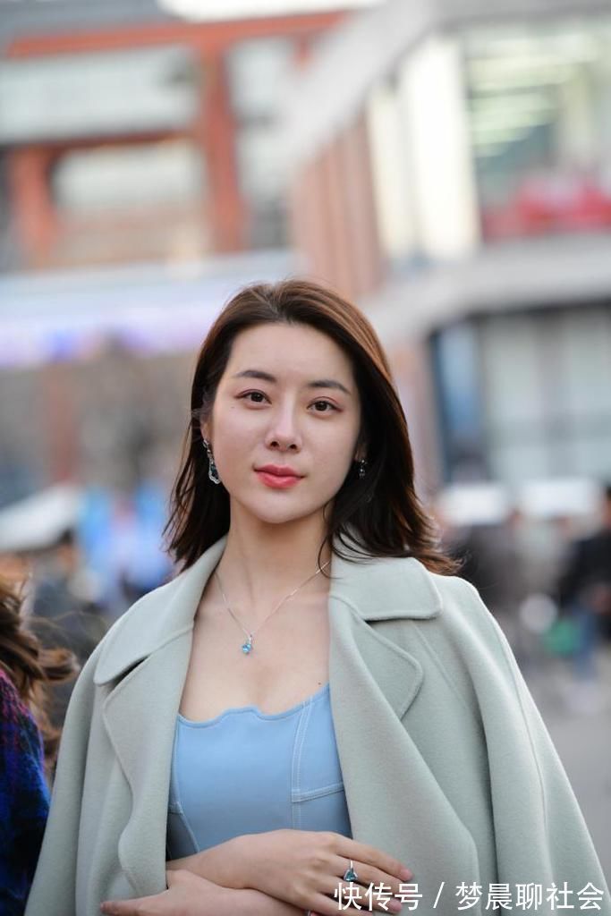 寒风 小姐姐哪像30岁的人，寒风中短裙配大衣，造型清新时尚！