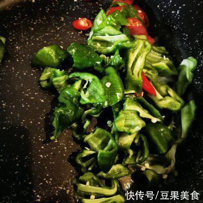  正宗地道的美食记之十五：尖椒炒水牛肉做法，速来围观