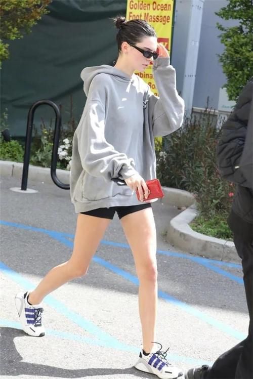 今年火了一种穿法，叫“卫衣+单车裤”，时髦新潮，明星都上头了