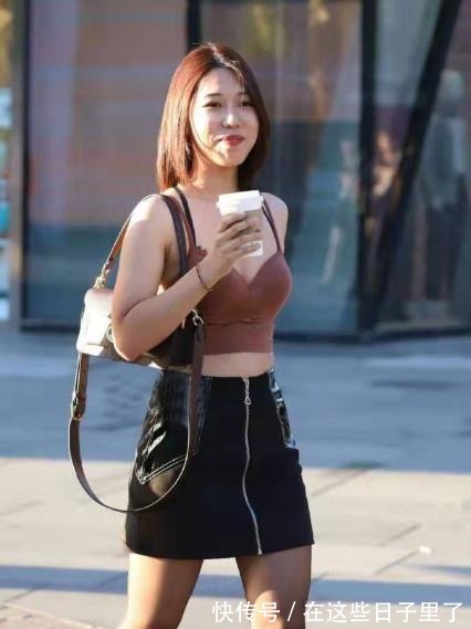 短裙 棕色吊带背心搭配皮短裙,俏皮可爱,层次感十足!