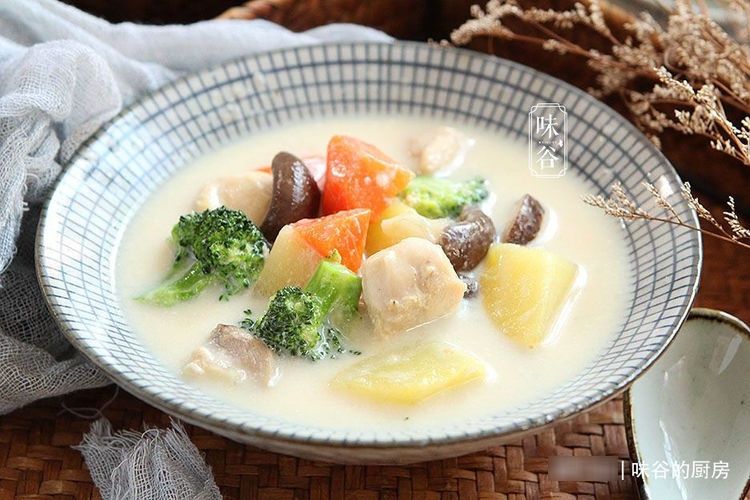 天冷了，吃炒菜不如炖菜，几种食材炖一锅，鲜美营养，浑身都暖和