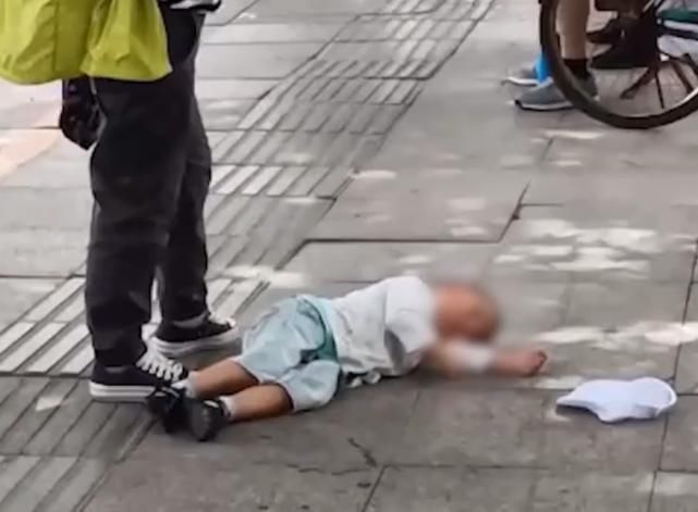 母子|孩子躺地不哭不闹，妈妈叉腰沉默看戏，网友：母子俩都是狠人