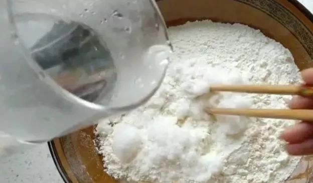 这油条不加添加剂,不揉面不发面,酥嫩可口,20分钟就可以做一锅