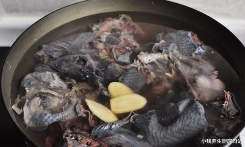 冬天,尤其是天冷后多给家人喝这汤,从而达到补血养颜的目的,营养互补,越吃气血越好