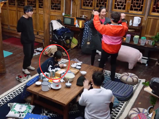 《向往的生活》存在感最低的女星,何炅多次圓場,嘉賓把她當(dāng)空氣