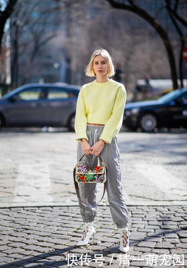 平底鞋|女人过了50岁，建议少穿高跟鞋多穿这3种鞋，时髦舒适还百搭