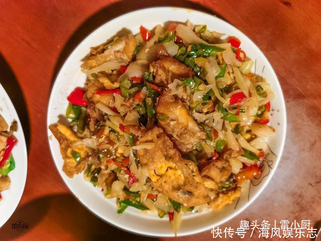 嫂子一家来做客,妈妈做了8个菜招待,网友不铺张不浪费,点赞