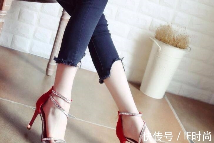 高跟凉鞋|女性穿着高跟凉鞋,象征成熟女人的魅力