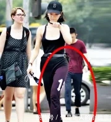 |幽默笑话:晚上,女朋友扔给我500块钱,还说:来两分钟的……