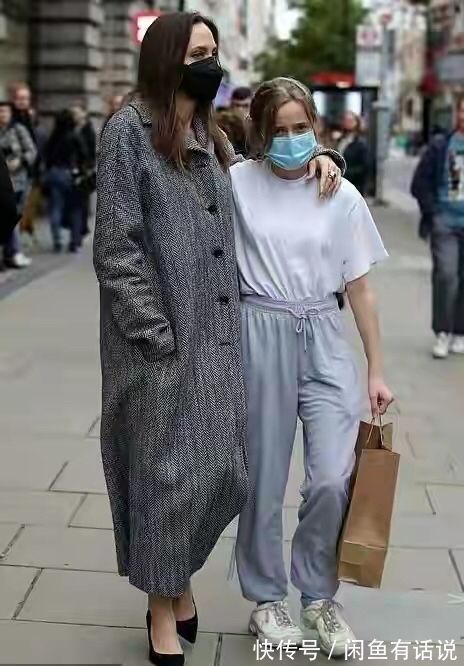 穿搭|朱莉又穿黑大衣走机场,配短靴气场真强,身旁女儿被衬得像小助理