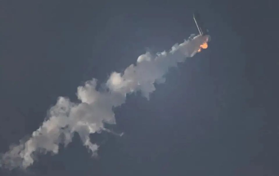 三连炸之后,星舰SN11直接空中解体,最有可能的失败原因有两个