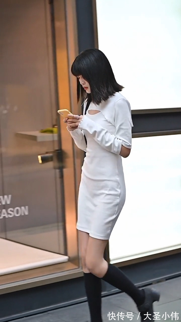 修饰|美女街拍:酷女孩也有专属好气质,小姐姐身穿白色包臀裙,好身材就在眼前