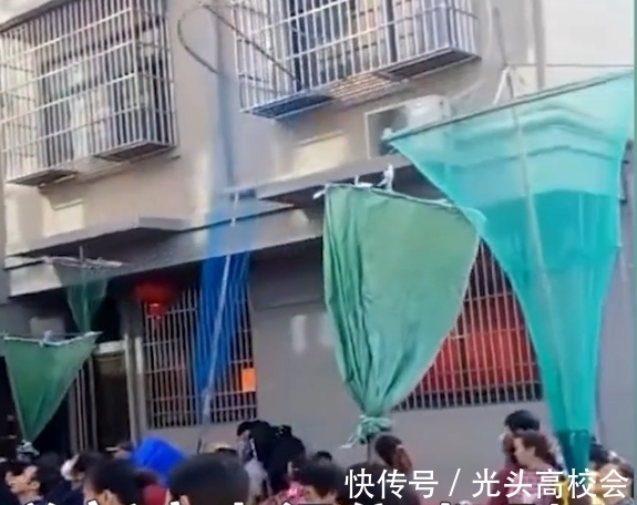 金华一新房上梁仪式现场出现奇特一幕，众人举渔网等候：接红包雨