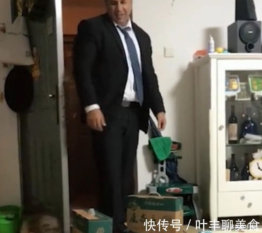 姐姐|爸爸回家先抱的姐姐, 1岁小宝宝气坏了, 不理他直接找妈妈