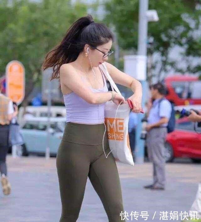 中性色 灰色打底裤搭配性感紫色上衣,走在时尚的前沿,更是火热无比!