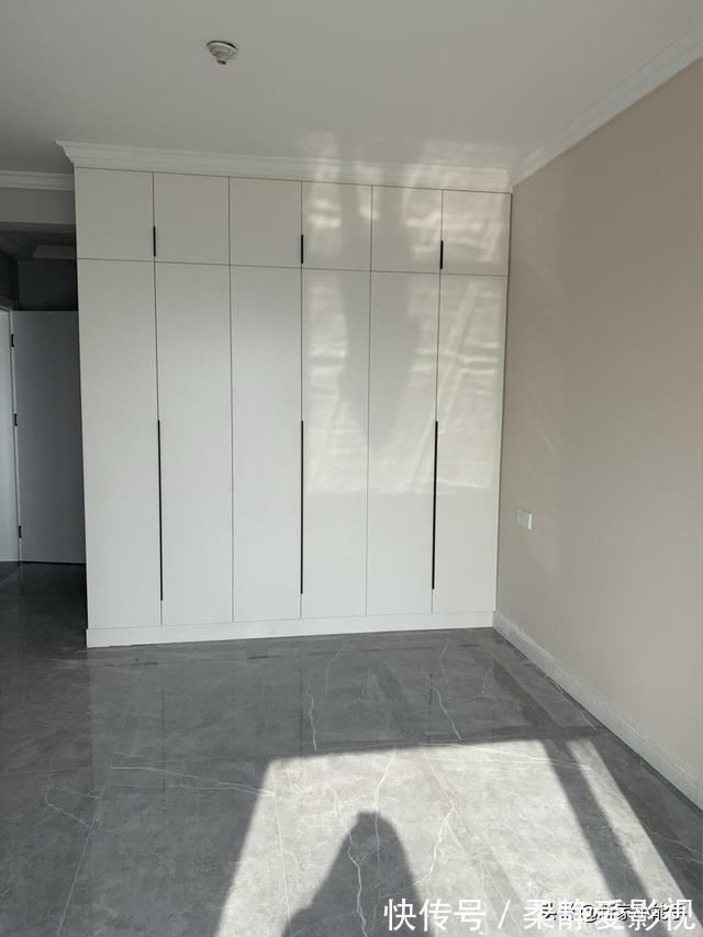 装修|她家装修花了12万,打造网红款电视墙,请木工师傅打柜子很喜欢