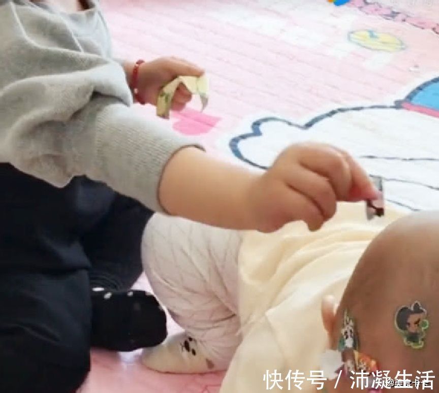 小姐姐|妈妈让姐姐照看弟弟，进屋看到眼前画面乐翻，网友：不闹就行