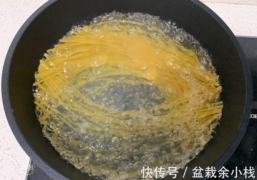 白洋葱|西餐厅招牌黑椒牛柳意面,学会此配方,1天3顿都吃不腻,特好吃