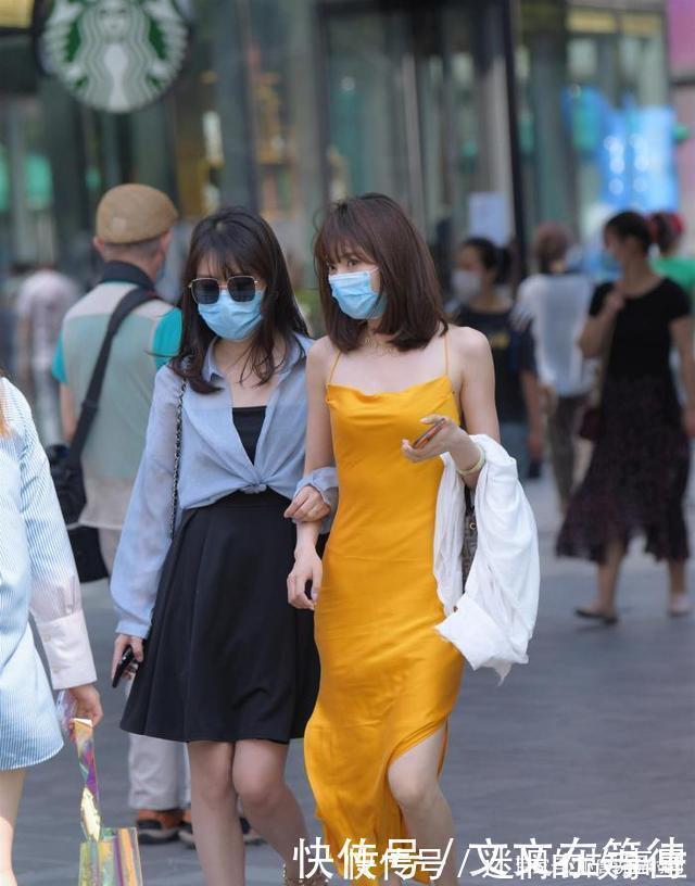 低胸|超级明亮的黄色低胸吊带裙,气场十足,真的很漂亮很酷