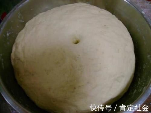 面食|夏天快速发面法,除了酵母加点它,5分钟就“爆盆”了