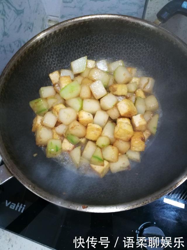锅中|入秋后多吃冬瓜,和豆腐简单烧一烧,鲜香入味还下饭