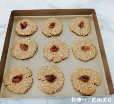 回味无穷的花生酱燕麦饼干来拯救你的胃