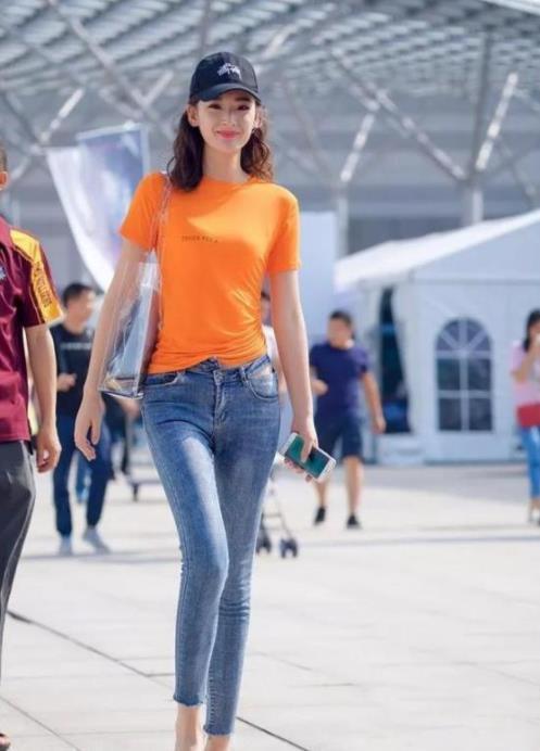 唯美|街拍:美女白皙的皮肤,清秀的脸庞,唯美的笑容很清新