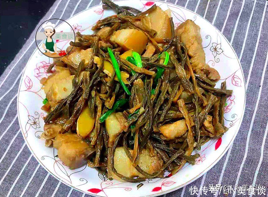 豇豆|夏天这蔬菜多买点，晒干囤起来，泡一泡，切段焖五花肉，越嚼越香