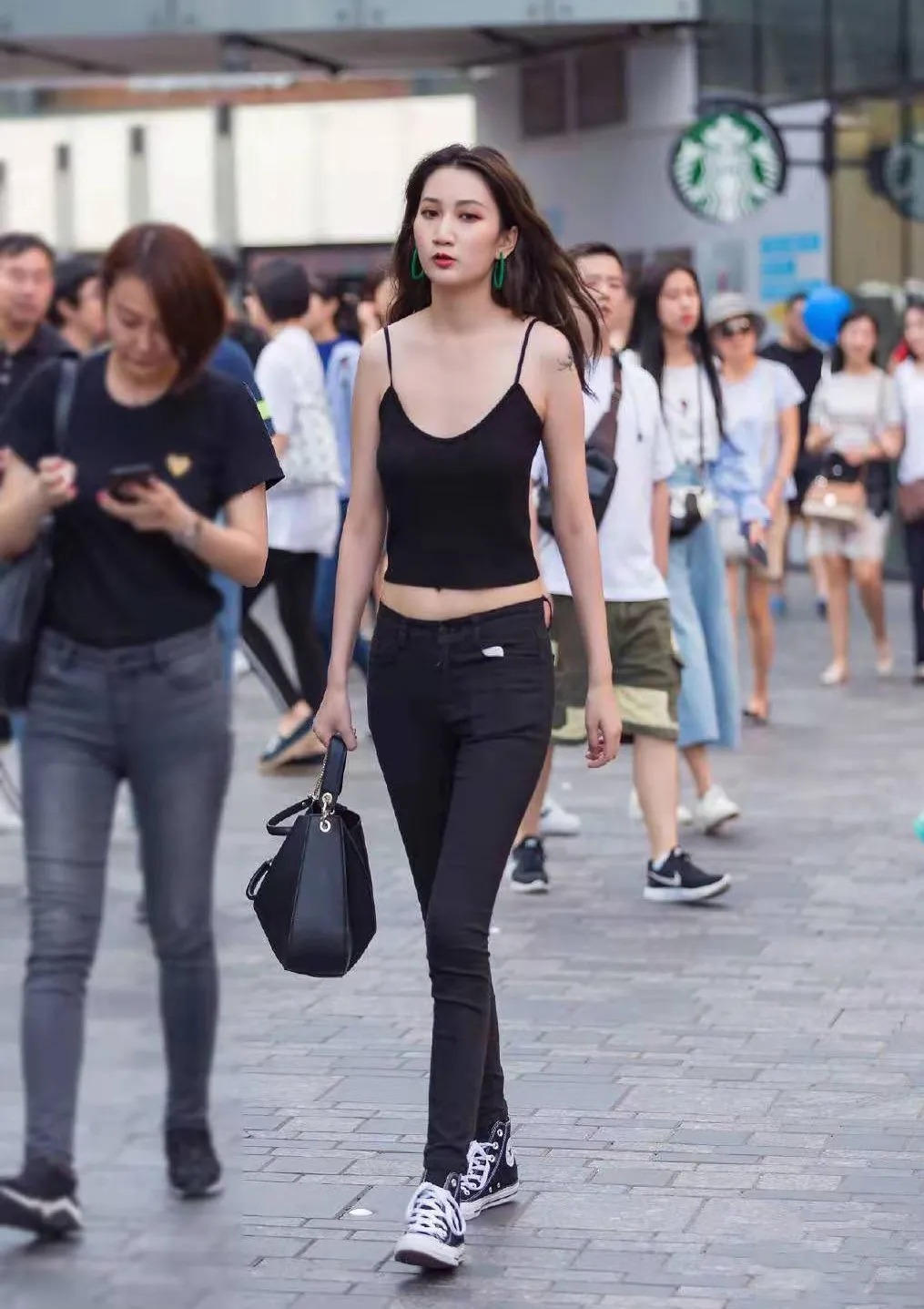 出街这样穿最亮眼,吊带背心+高腰小脚裤,简单随性又显青春活力